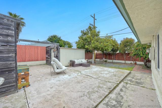 1852 Locust St, San Diego CA: https://media.crmls.org/mediaz/f415d76f-f9de-407d-95e0-25eee2518fd6.jpg