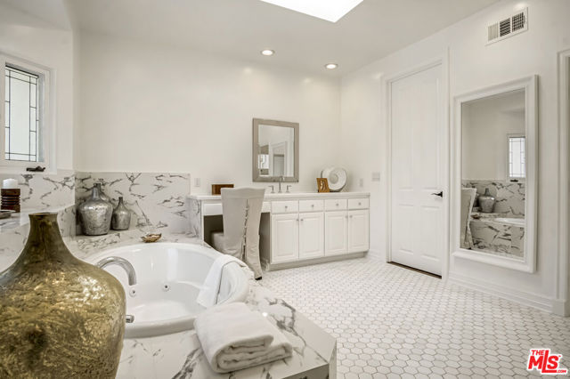 116 N Palm Drive, Beverly Hills CA: https://media.crmls.org/mediaz/f416af98-f9de-40fa-a578-dd8ccff6d134.jpg