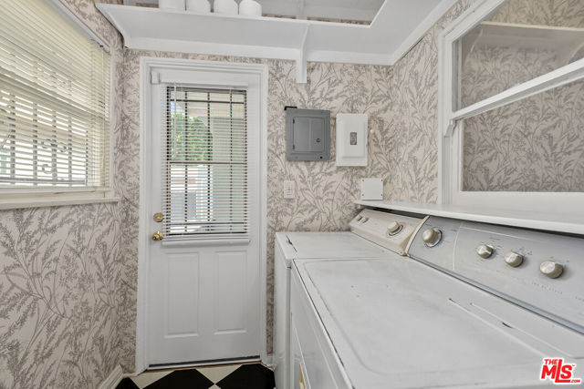 924 S Orange Grove Avenue, Los Angeles CA: https://media.crmls.org/mediaz/f416fec1-4105-42d2-a064-9b9f41b0e824.jpg