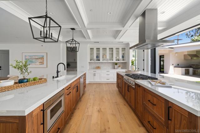 461 Country Club Ln, Coronado CA: https://media.crmls.org/mediaz/f4172b10-24ce-4d38-acf3-c83e383806f9.jpg