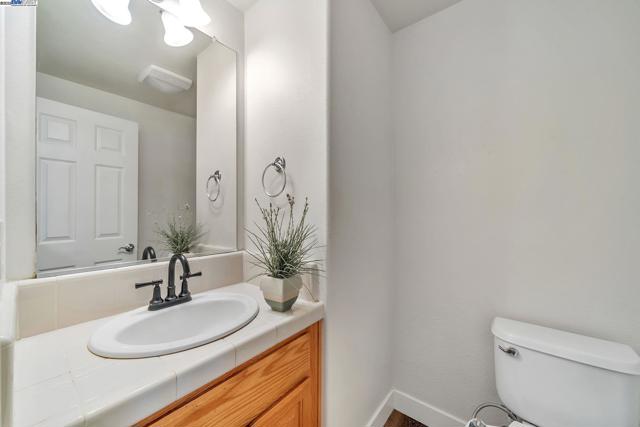 4222 Clarinbridge Cir, Dublin CA: https://media.crmls.org/mediaz/f418bf83-b590-4668-a8ac-9bea541a8102.jpg