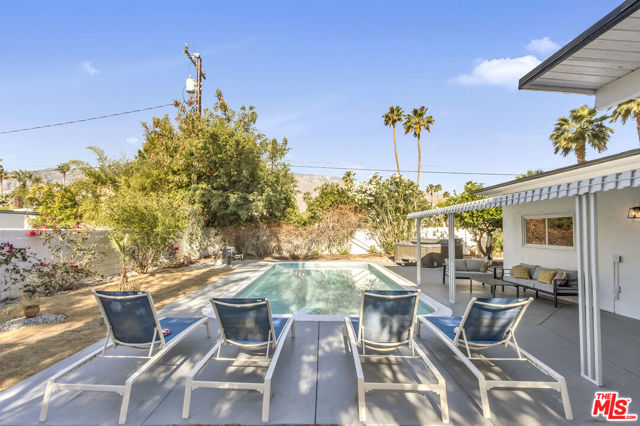 547 N Farrell Drive, Palm Springs CA: https://media.crmls.org/mediaz/f41ae000-1807-4594-b2ff-f64bb4319b0c.jpg