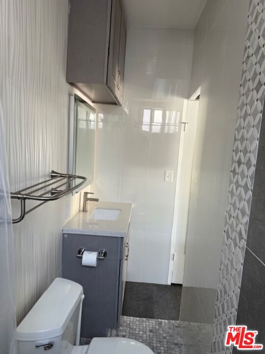 3920 Highland Avenue, Manhattan Beach CA: https://media.crmls.org/mediaz/f41cb1ba-cd30-4bdb-a32d-c1066149201a.jpg