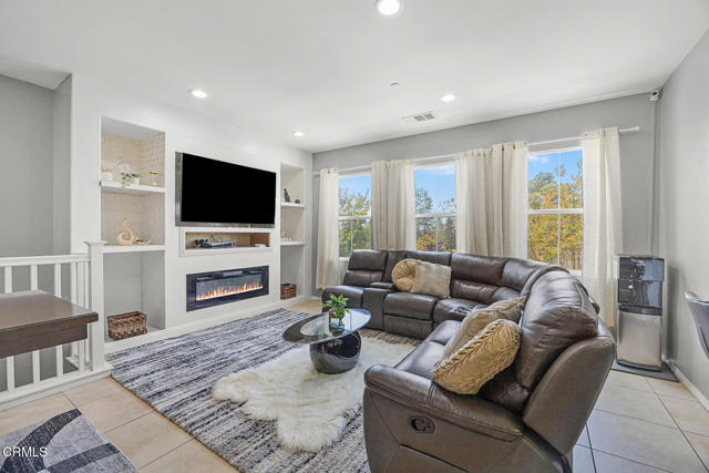3102 N Oxnard Boulevard, Oxnard CA: https://media.crmls.org/mediaz/f41d4d67-c356-4520-87b7-4a4a760fe7da.jpg