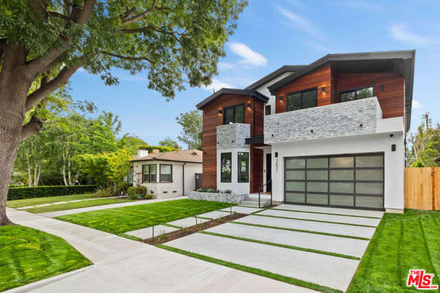 2631 Castle Heights Place, Los Angeles CA: https://media.crmls.org/mediaz/f41e0b97-18d8-47b7-b747-5d2057fc2b7e.jpg