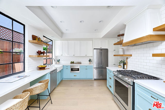 713 9th Street, Santa Monica CA: https://media.crmls.org/mediaz/f4207912-5804-44b1-881d-b77e0961fcf6.jpg