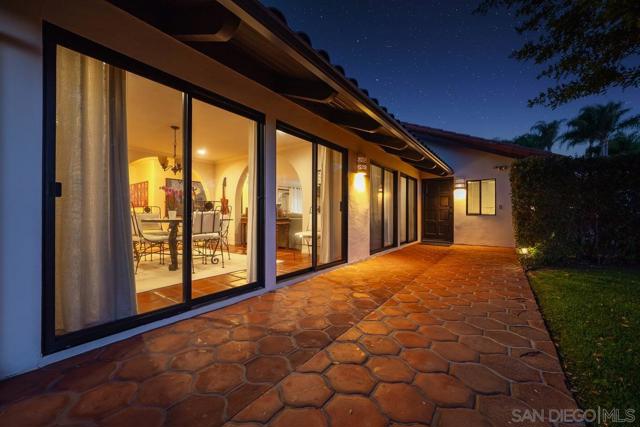 11 Country Glen Rd, Fallbrook CA: https://media.crmls.org/mediaz/f420a120-131a-4583-a5ed-a00f93fd6ec9.jpg