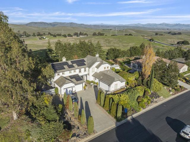 310 Via Vaquero Norte, San Juan Bautista CA: https://media.crmls.org/mediaz/f420c2f3-093e-467b-a564-73f694b40dbd.jpg