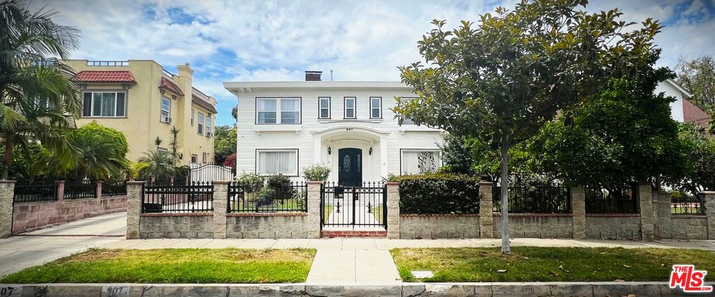 907 Westchester Place
