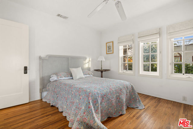 906 N Ford Street, Burbank CA: https://media.crmls.org/mediaz/f4262212-7351-4ad4-bb36-d710dca60ede.jpg