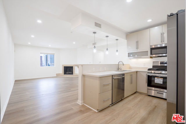 733 S Manhattan Place, Los Angeles CA: https://media.crmls.org/mediaz/f426bb9d-4872-4080-8bea-3a12fee26e10.jpg