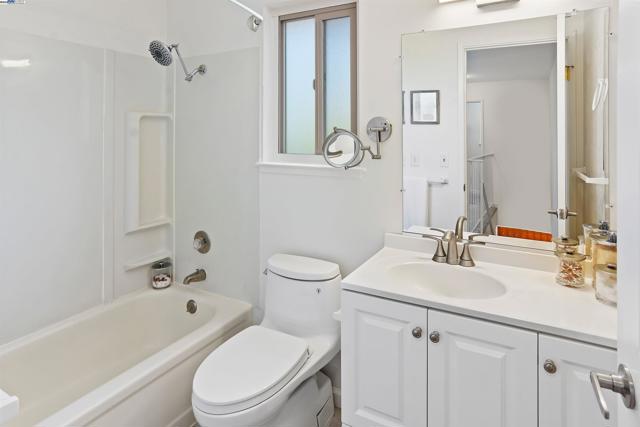 2133 Santa Clara Ave, Alameda CA: https://media.crmls.org/mediaz/f426e88b-e076-4261-b9c4-70bfd7aba74d.jpg