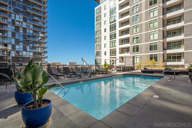 425 W Beech St, San Diego CA: https://media.crmls.org/mediaz/f427c1e7-93b7-49a9-864f-9356fa46fcfb.jpg