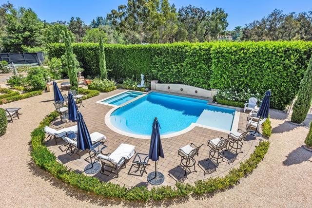 3433 Western Springs Rd, Encinitas CA: https://media.crmls.org/mediaz/f42803db-ff09-4e35-94eb-0fd3b0cef5ef.jpg