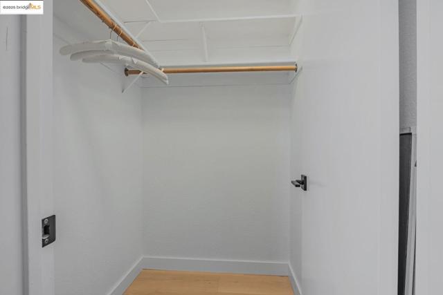 16 Town Sq PL, Oakland CA: https://media.crmls.org/mediaz/f42829d2-904b-4cb2-992e-136ddd11bf3c.jpg