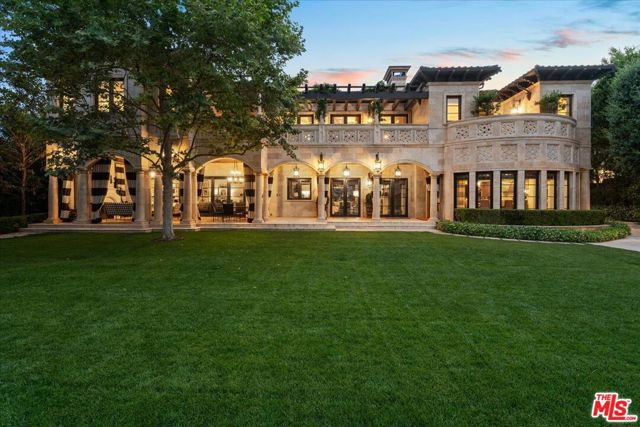 804 N Elm Drive, Beverly Hills CA: https://media.crmls.org/mediaz/f42841c3-a11b-4802-adc8-81906164f81e.jpg