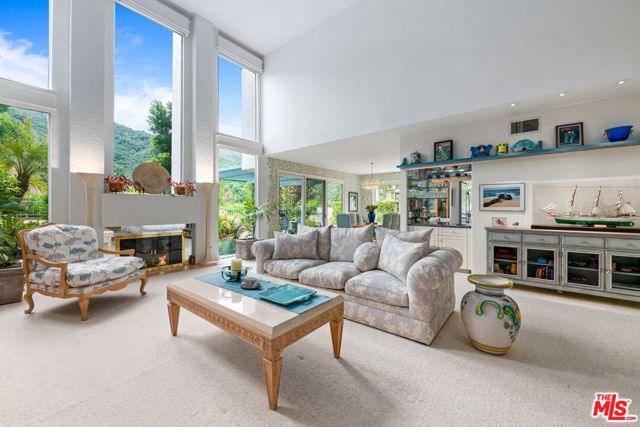 17152 Avenida De Santa Ynez, Pacific Palisades CA: https://media.crmls.org/mediaz/f4289810-2e24-49a9-ab80-9c72bc032dde.jpg
