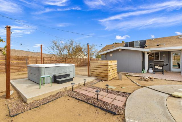 7552 Elk Trail, Yucca Valley CA: https://media.crmls.org/mediaz/f428d63d-e321-40d8-9c48-b4abc40afca9.jpg