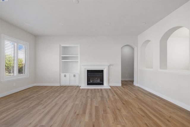 1060 swan river ct, Vacaville CA: https://media.crmls.org/mediaz/f4296f5b-f1ca-41a3-ac3e-1a03766ad013.jpg
