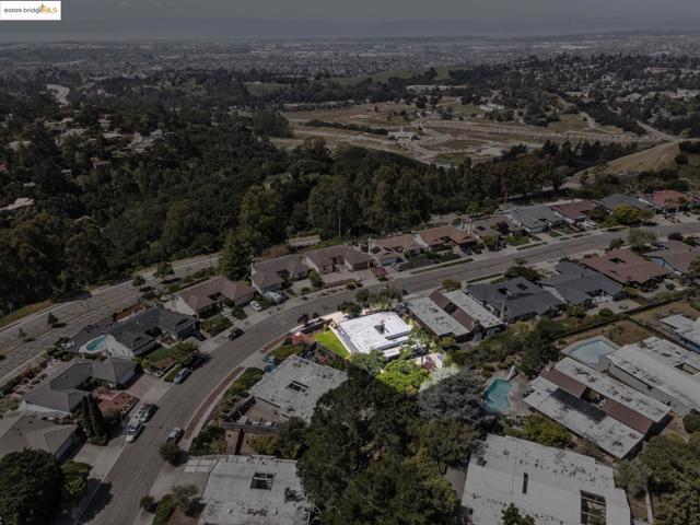 8156 Coach Dr, Oakland CA: https://media.crmls.org/mediaz/f429d677-5018-4e7c-a6e0-9f96209b296b.jpg