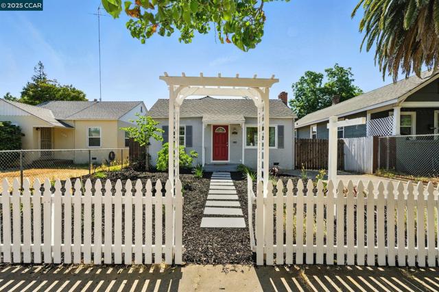 3832 33rd St, Sacramento CA: https://media.crmls.org/mediaz/f429fb51-372a-42b6-a4b0-9e067b68eb38.jpg