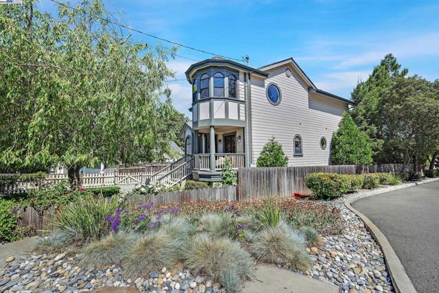 141 Ray St, Pleasanton CA: https://media.crmls.org/mediaz/f42b6b8e-cf6b-47b7-b02e-70888ad36b87.jpg