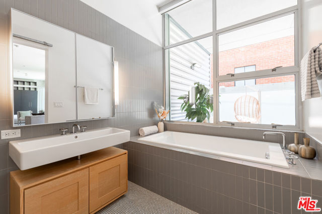 4080 Glencoe Avenue, Marina del Rey CA: https://media.crmls.org/mediaz/f42c2912-d1d9-42f0-a07d-ef48fab7ffba.jpg