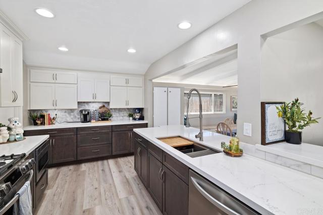 Detail Gallery Image 4 of 42 For 3542 Governor Dr, San Diego,  CA 92122 - 5 Beds | 3 Baths