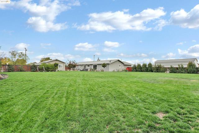 4828 Sellers Ave, Brentwood CA: https://media.crmls.org/mediaz/f42c8acd-4b35-4cc9-98ce-f8359f1a8ff7.jpg