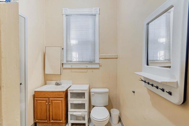 2530 Market St, Oakland CA: https://media.crmls.org/mediaz/f42d6979-1ce1-4ede-9722-9d606353d8c6.jpg