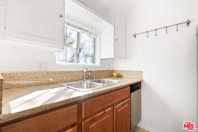 29 Brooks Avenue, Venice CA: https://media.crmls.org/mediaz/f42da597-52a3-4274-9a42-ef2b550f0dc5.jpg