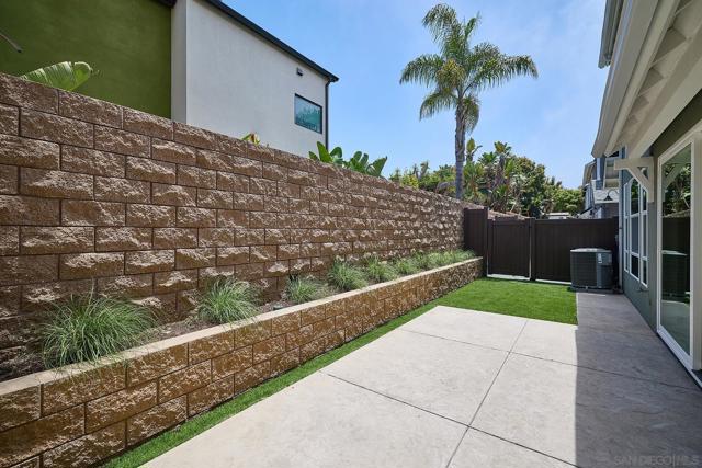 567 N Vulcan Ave, Encinitas CA: https://media.crmls.org/mediaz/f42dbc2d-bd7a-47da-abf2-15a70091fce4.jpg