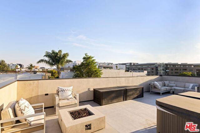 425 N Alfred Street, Los Angeles CA: https://media.crmls.org/mediaz/f42fbdca-6575-4fd2-9d6a-83155d4e94eb.jpg