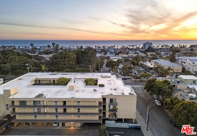 2311 4th Street, Santa Monica CA: https://media.crmls.org/mediaz/f42fe34e-59bb-48f7-bfbe-0da17d71531b.jpg