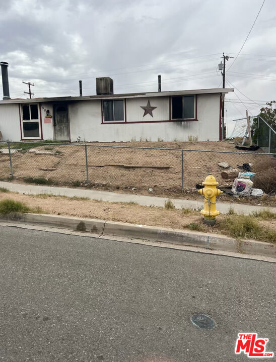 550 Frances Drive, Barstow CA: https://media.crmls.org/mediaz/f42ff04f-0bb7-447b-951b-da0687288cee.jpg