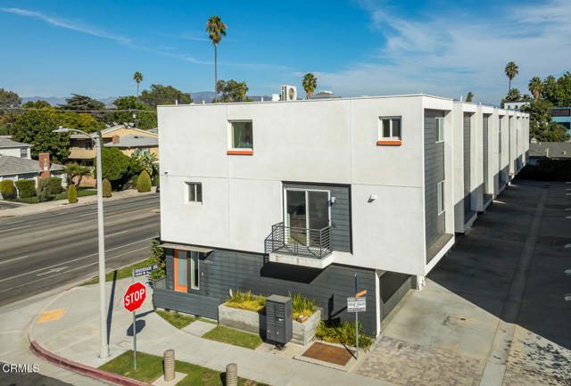 11594 Riverside Drive, North Hollywood CA: https://media.crmls.org/mediaz/f4300a90-02ea-466b-88eb-255851cf1f1a.jpg