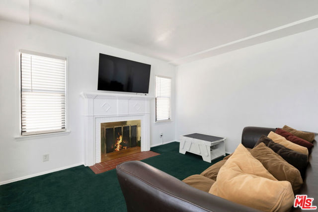 818 N Brand Boulevard, San Fernando CA: https://media.crmls.org/mediaz/f4310393-0802-4ff7-a655-56e884241672.jpg