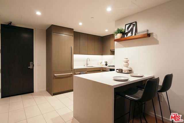 889 Francisco Street, Los Angeles CA: https://media.crmls.org/mediaz/f4317119-6302-4ee9-8e9b-bd41f711b400.jpg