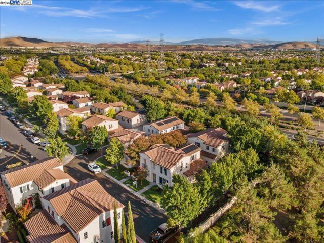 9752 Belladonna Dr, San Ramon CA: https://media.crmls.org/mediaz/f4326dc3-6e41-47c7-ad50-e72ecc951990.jpg