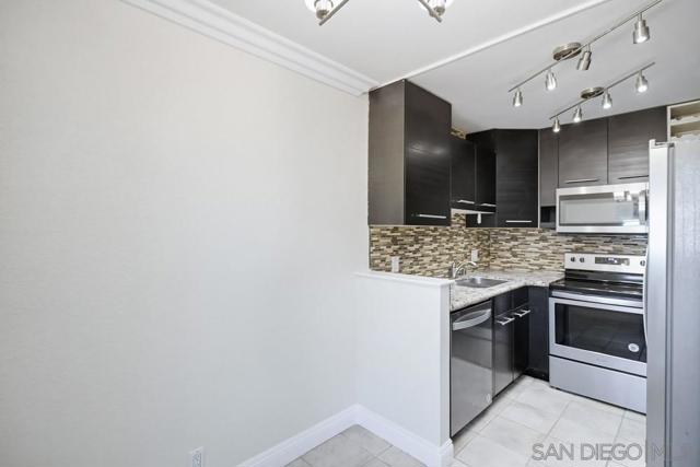 4060 Rosenda Ct, San Diego CA: https://media.crmls.org/mediaz/f4330fb7-92f6-4c76-9e68-e9721aeefe03.jpg
