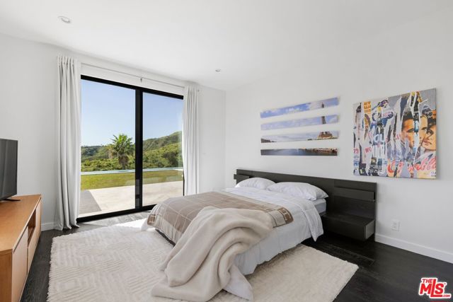 971 Enchanted Way, Pacific Palisades CA: https://media.crmls.org/mediaz/f4337b15-95e6-46d3-90ca-d8787a121db1.jpg