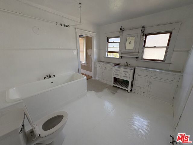 2320 W 25th Street, Los Angeles CA: https://media.crmls.org/mediaz/f433de92-7213-49ad-afab-353f1e40b7f6.jpg