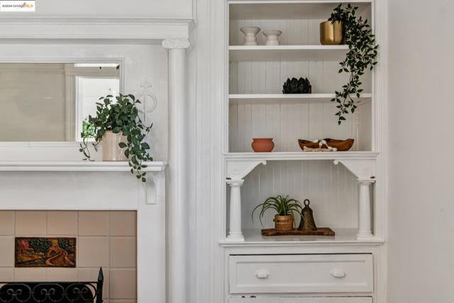 Detailed view of built in shelves