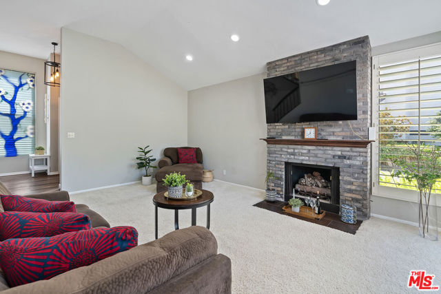 5757 Owensmouth Avenue, Woodland Hills CA: https://media.crmls.org/mediaz/f435e47f-59ce-4421-a73a-c0667283d354.jpg