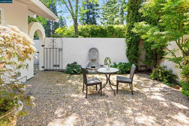 2142 Deer Oak Way, Danville CA: https://media.crmls.org/mediaz/f437a1b5-ff2e-4834-9541-2d1e6124c0c5.jpg
