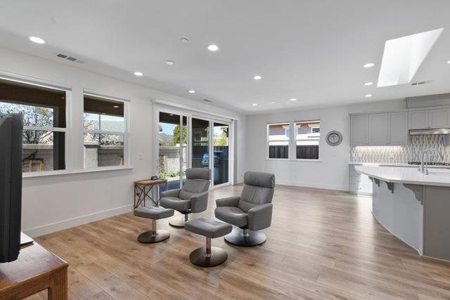 2008 White Oak Drive, Hollister CA: https://media.crmls.org/mediaz/f4383c37-4e2f-4ea4-8a88-58e07748272e.jpg