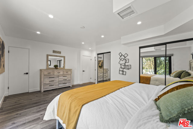 8960 Crescent Drive, Los Angeles CA: https://media.crmls.org/mediaz/f438edd6-dff2-46bc-b4cd-b77bc03f3ee1.jpg