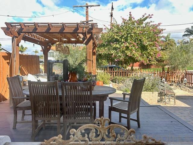 3275 Maezel Ln, Carlsbad CA: https://media.crmls.org/mediaz/f43a0012-0abd-46ce-9d1c-6038ec2d9827.jpg