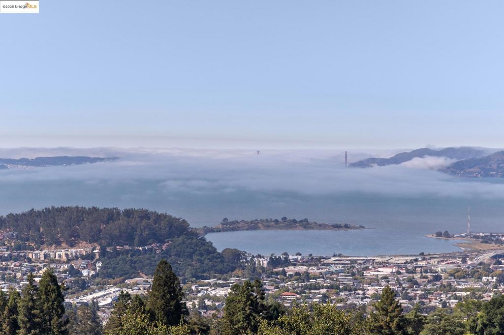 https://media.crmls.org/mediaz/f43b9993-64d8-4053-afff-6f02f1c503d4.jpg?preset=X-Large