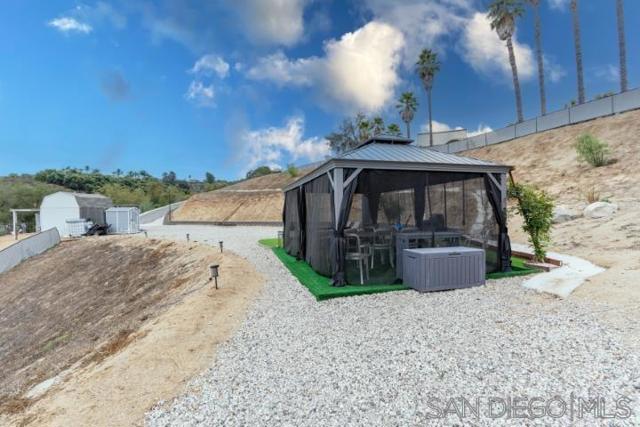 1615 Vista Del Lago, Fallbrook CA: https://media.crmls.org/mediaz/f43bb0f8-ad5d-4224-a4dc-eb604672e964.jpg